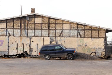 Deponun önünde duran bir cip.