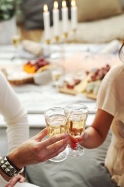 Şampanya kadehi. İnsanlar ellerinde şampanya bardağıyla
