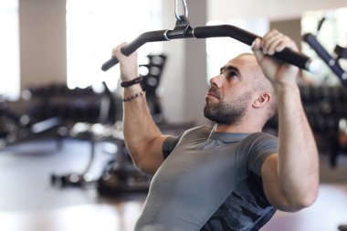 Fitness. Spor salonundaki adam.