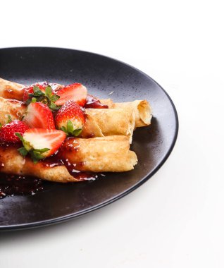 Ev yapımı. Masada nefis krepler var.