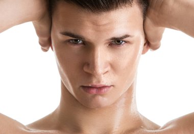 Yakışıklı, ciddi görünüşlü.