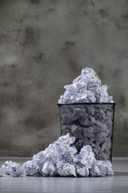 Kavram. Çöp tenekesinde buruşmuş kağıt