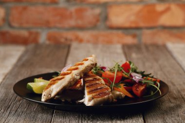 Yiyecekler. Kızarmış tavuk göğsü ve sebze.