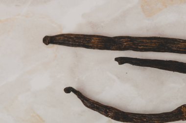 Masadaki vanilya çubuğu