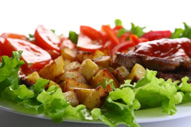 Patates ve az pişmiş et tabağı.