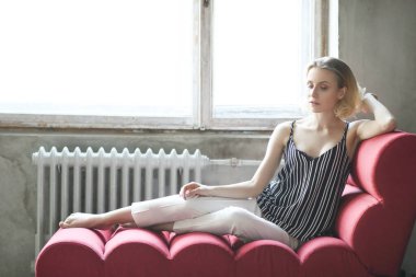 Kırmızı bir kanepede güzel bir kadın