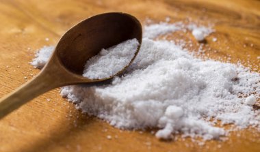 Baharatlar. Masada tuz yığını var.