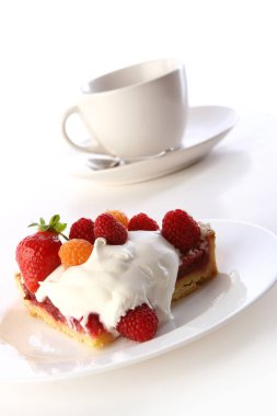 Yaban mersinli tatlı meyveli kek.