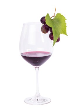 Beyaz arka planda kırmızı şarap