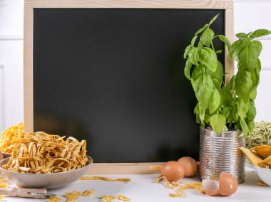 Yiyecekler. Masada nefis el yapımı makarna.