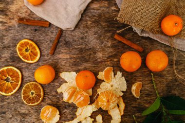 Ahşap bir masada bir yığın mandalina.