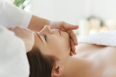 Güzellik ve sağlık. Spa salonda kadın