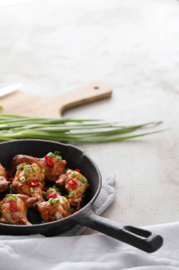 Yemek ve yemek. Kızarmış tavuk bacağı.