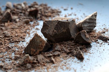 Masadaki tatlı çikolata