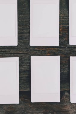 Ahşap masada polaroid.