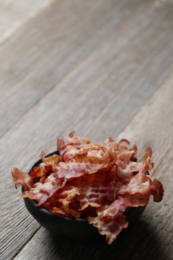 Kızarmış pastırma masada.