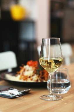 Akşam yemeği. Masada yemek var.