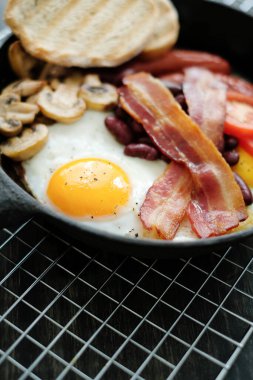 Yemek ve yemek. Masada kıskanç bir kahvaltı.