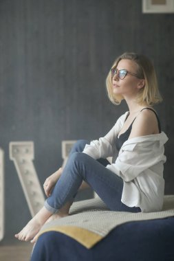 Moda. Siyah sütyenli kadın.
