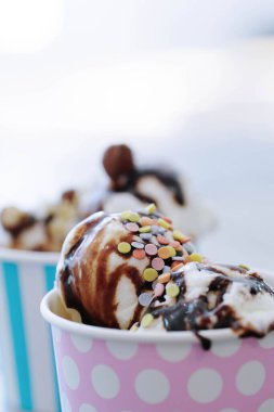 Tatlı. Masada nefis dondurma var.