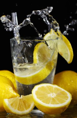 Siyah arka planda taze ıslak limonlu kokteyl.
