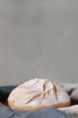 Ekmek somunu masada.