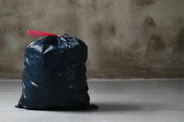 Kirlilik. Çöp torbası yere düştü.