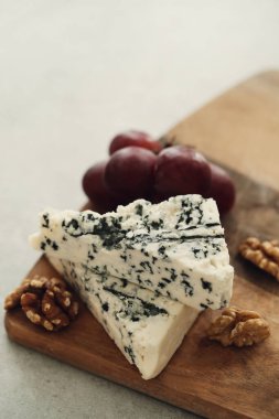 Yiyecekler. Peynir masada.