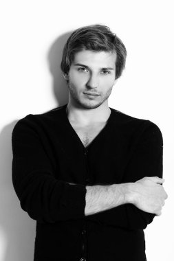 Stüdyoda poz veren yakışıklı genç adam.