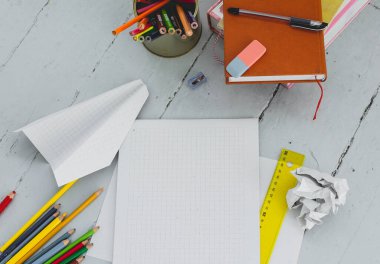 Okul, eğitim. Masada kalemler olan bir kitap.