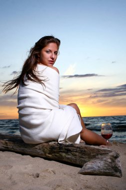 Güzel genç bayan şarap içiyor.