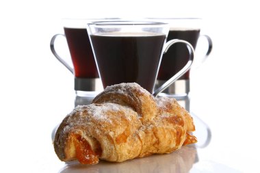 Bir fincan tarçınlı kahve.