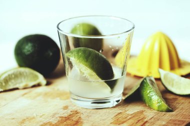 Citrus. Tahtada sulu limon