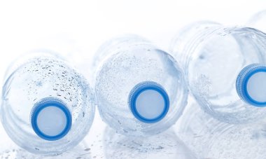 Beyaz arkaplanda boş su şişesi