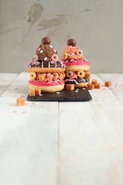 Üstünde dondurma olan tatlı çörek.