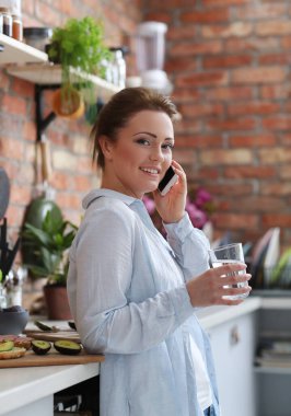 - Eve. Mutfakta genç bir kadın.