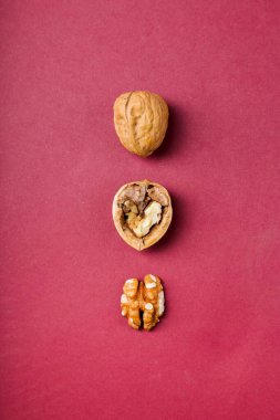 Kaçık. Cevizler masada.