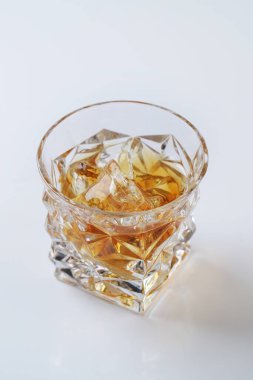 - Alkol. Bardakta viski.