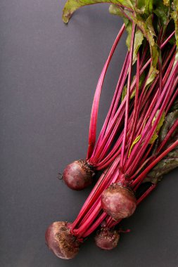 Sebze. Masanın üzerinde pancar kökü