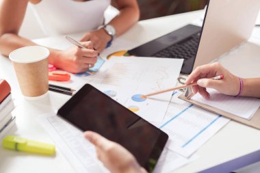 İş için. Ofisteki kadınlar.