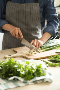 Yemek pişirmek. Şef mutfakta sebze kesiyor.