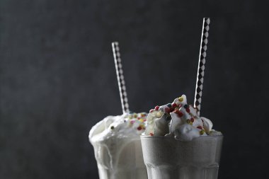 İçelim. Masada milkshake