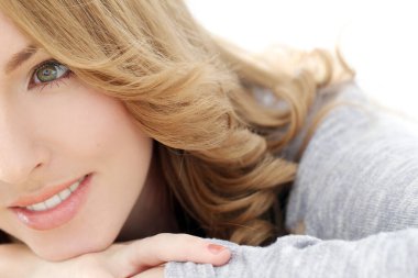 Mutlu, güzel kız geniş gülüşlü