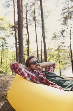 Seyahat et ve keşfet. Ormanda yalnız bir adam