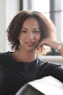 Ofis, yaşam tarzı. Afrikalı-Amerikalı saç modeli olan kadın