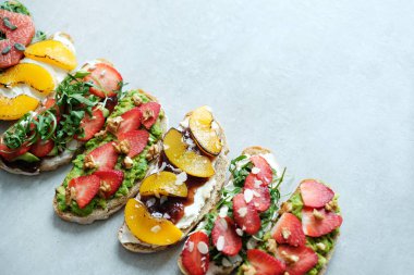 Yiyecekler. Masadaki tatlı sandviç.