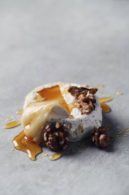 Yiyecekler. Peynir masada.