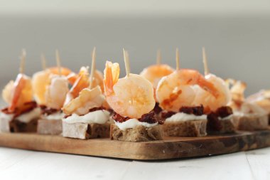 Yemek, aperatif. Masada lezzetli atıştırmalıklar var.