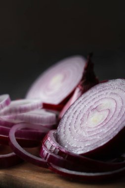 Yemek malzemesi. Masadaki soğan.