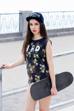 Şapkalı çekici kadın.